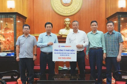 EVNGENCO1 trao tặng 500 triệu đồng ủng hộ đồng bào khắc phục thiệt hại do bão lũ. 