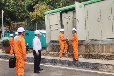 Kiểm tra tình hình bảo đảm cấp điện khu vực bầu cử tại tỉnh Sơn La.