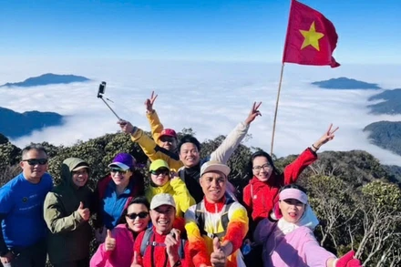 Tự hào Tổ quốc trên đỉnh Tây Côn Lĩnh.