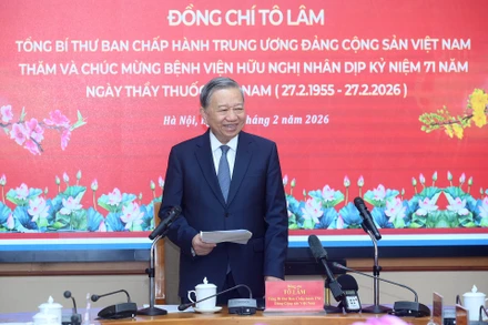 Tổng Bí thư Tô Lâm phát biểu chúc mừng cán bộ, nhân viên y tế Bệnh viện Hữu Nghị, nhân dịp kỷ niệm 71 năm Ngày Thầy thuốc Việt Nam (27/2/1955-27/2/2026). (Ảnh: ĐĂNG KHOA)