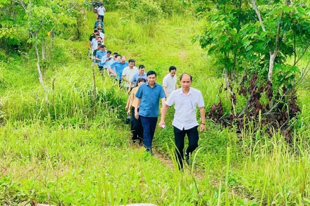 Đồng chí Lê Quang Trinh (người đi đầu), Chủ tịch Ủy ban nhân dân xã Si Pa Phìn cùng các đồng chí lãnh đạo tỉnh Điện Biên kiểm tra tiến độ thực hiện các dự án hỗ trợ sản xuất trên địa bàn xã Si Pa Phìn