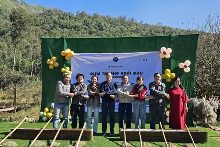 Các đồng chí lãnh đạo xã Chiềng Sinh cùng nhà tài trợ khởi công xây dựng điểm trường Huổi Máu cho học sinh con em đồng bào các dân tộc thiểu số tại địa bàn.