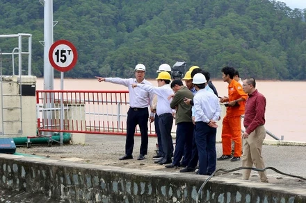 Đoàn công tác Bộ Công thương kiểm tra thực tế tại các hồ chứa trên địa bàn tỉnh Lâm Đồng. 