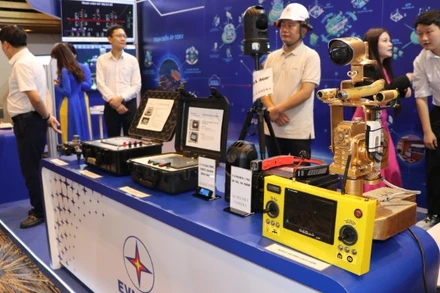 Các sản phẩm trưng bày của gian hàng EVNNPC tại Techshow 2025.