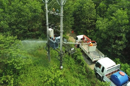 Công nhân Điện lực miền Bắc thực hiện bảo dưỡng hệ thống điện định kỳ. 