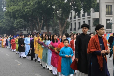 Các bạn trẻ mặc áo dài truyền thống trong chương trình "Tết Việt - Tết phố". (Ảnh: VGP)