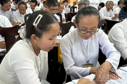 Trường Trung cấp Phật giáo Hòa Hảo có đông học viên thuộc nhiều lứa tuổi theo học.