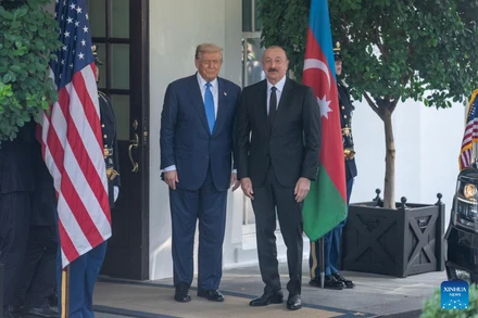Tổng thống Mỹ Donald Trump chào đón Tổng thống Azerbaijan Ilham Aliyev tại Nhà Trắng, ngày 8/8/2025. (Ảnh: Xinhua)