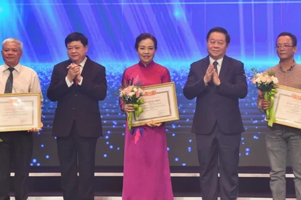 Trưởng ban Tuyên giáo Trung ương Nguyễn Trọng Nghĩa (thứ hai từ phải) và Chủ tịch Hội đồng Lý luận, phê bình văn học, nghệ thuật T.Ư Nguyễn Thế Kỷ (thứ hai từ trái) trao giải thưởng mức B năm 2023 cho các tác giả.