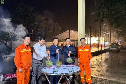 Ông Nguyễn Tuấn Tùng - Chủ tịch Hội đồng thành viên Tổng Công ty Truyền tải điện Quốc gia và ông Nguyễn Công Thắng - Giám đốc Công ty Truyền tải điện 3 chung vui gói bánh chưng đón Tết sớm cùng cán bộ công nhân viên tại Truyền tải điện Đắk Lắk.