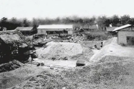 Công trường xây dựng Nhà máy Đèn Bờ Hồ năm 1892. (Ảnh: EVNHANOI)