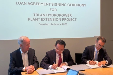 Lãnh đạo EVN và KfW đại diện ký kết hiệp định vay. (Ảnh: EVN)
