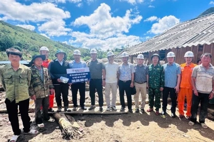 Đoàn công tác EVNGENCO1 hỗ trợ cho bà con bị ảnh hưởng bởi lũ đợt cuối tháng 5/2025.