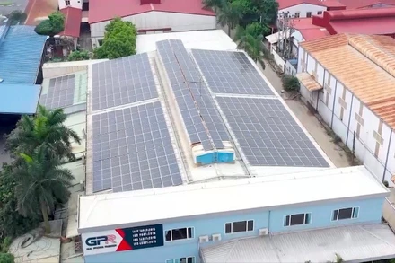 Hệ thống điện mặt trời áp mái tại Công ty TNHH Cao su Giải phóng. (Ảnh: LÊ CHI)