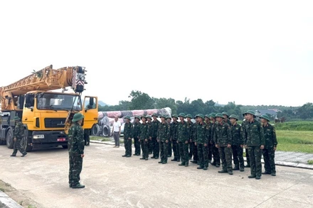 Quân khu 2 đã điều động lực lượng và vật lực hỗ trợ thi công Dự án Đường dây 500 KV Lào Cai-Vĩnh Yên. (Ảnh: LÊ CHI)