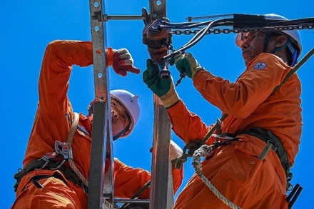 Bảo đảm vận hành hệ thống điện trong cao điểm nắng nóng. (Ảnh: EVNHANOI)