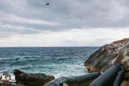 Một chiếc thuyền được cho là của người di cư dạt vào bờ biển ở Thermi trên đảo Lesbos, Hy Lạp. 