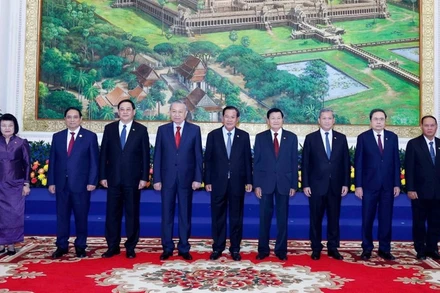 Tổng Bí thư Tô Lâm; Chủ tịch Đảng Nhân dân Campuchia Samdech Techo Hun Sen; Tổng Bí thư, Chủ tịch nước Lào Thongloun Sisoulith cùng lãnh đạo chủ chốt 3 Đảng tại Cuộc gặp. (Ảnh: Thống Nhất-TTXVN)