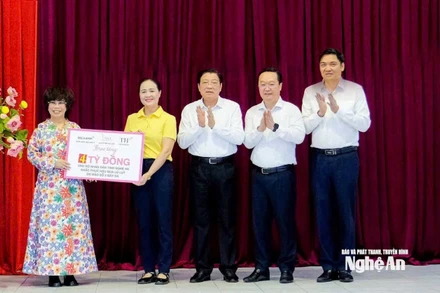 Đồng chí Phan Đình Trạc cùng các nhà hảo tâm trao quà hỗ trợ tỉnh Nghệ An khắc phục hậu quả do hoàn lưu bão số 3 gây ra.