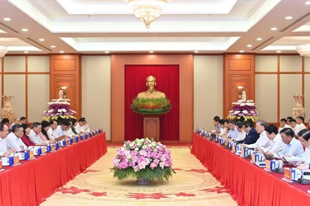 Tập thể Bộ Chính trị làm việc với Thành ủy Hà Nội về chuẩn bị Đại hội Đảng bộ Thành phố nhiệm kỳ 2025-2030. (Ảnh: ĐĂNG KHOA)