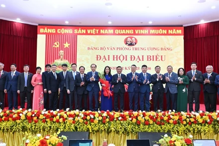 Thường trực Ban Bí thư Trần Cẩm Tú tặng hoa, chúc mừng Ban Chấp hành Đảng bộ Văn phòng Trung ương Đảng nhiệm kỳ 2025-2030. (Ảnh: THỦY NGUYÊN)