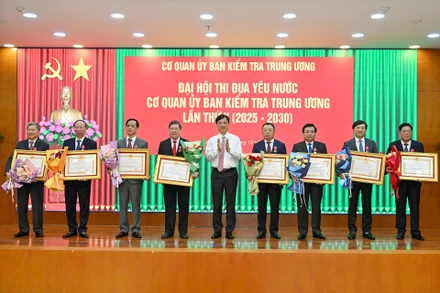 Chủ nhiệm Ủy ban Kiểm tra Trung ương Nguyễn Duy Ngọc trao Huân chương Lao động hạng Nhất, hạng Nhì, tặng các cá nhân có thành tích xuất sắc. (Ảnh: THỦY NGUYÊN)