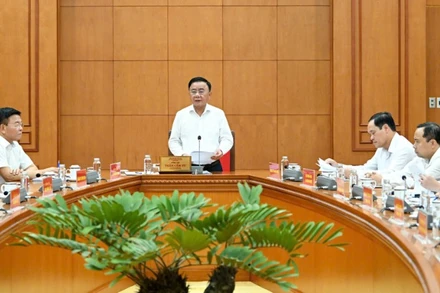 Thường trực Ban Bí thư Trần Cẩm Tú chủ trì buổi làm việc với Đảng ủy Bộ Y tế và các ban, bộ, ngành Trung ương về thực hiện Nghị quyết số 72-NQ/TW. (Ảnh: DUY LINH)