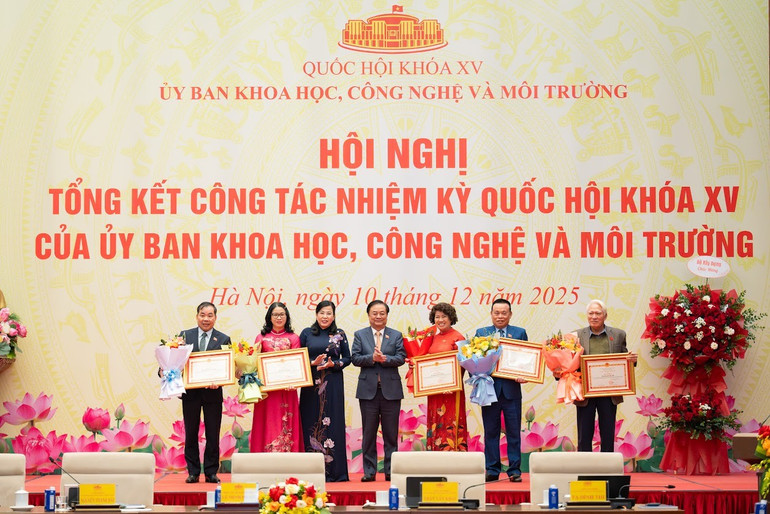 The Standing Committee of the National Assembly awarded Certificates of Commendation to 5 individuals for their outstanding achievements in the activities of the Committee on Science, Technology and Environment during the 15th National Assembly term. (Photo: VU HIEU) z816983.jpg