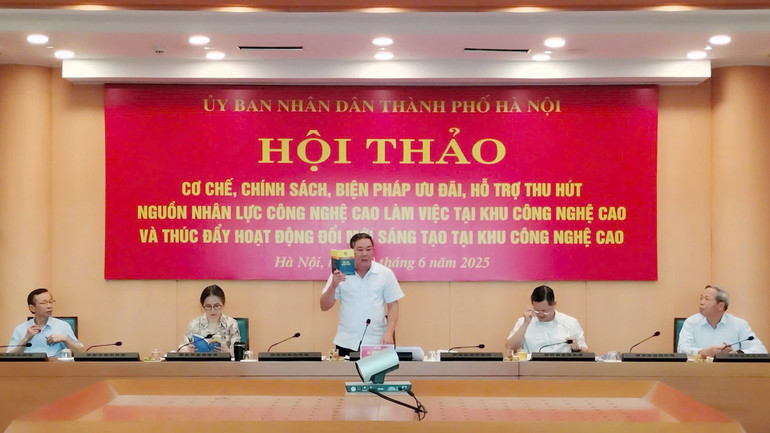 Ông Lê Hồng Sơn, Phó Chủ tịch thường trực UBND Thành phố Hà Nội phát biểu tại Hội thảo. anh-3.jpg
