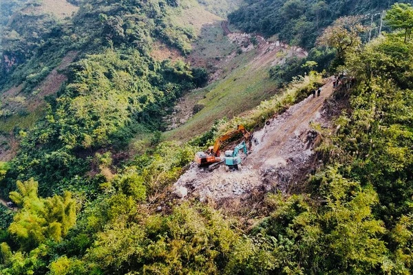 Dự án Đường dây 220kV Than Uyên-Lào Cai hiện đã hoàn thành được 50% kế hoạch. 