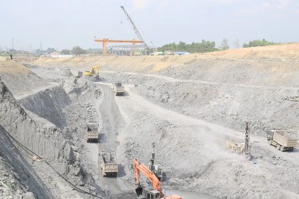 Ngay sau kỳ nghỉ Tết, công trường Thủy điện Trị An mở rộng nhanh chóng vào nhịp thi công sôi động, thể hiện khí thế lao động quyết tâm hoàn thành dự án đúng tiến độ. 