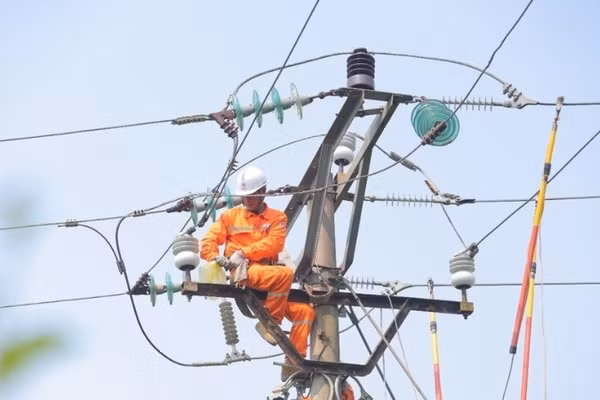 Nhân viên Công ty Điện lực Hà Tĩnh sửa chữa bảo dưỡng hệ thống lưới điện.