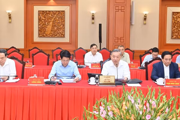 Tập thể Bộ Chính trị làm việc với các ban thường vụ cấp ủy trực thuộc Trung ương về công tác chuẩn bị đại hội. (Ảnh: ĐĂNG KHOA)