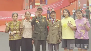 [Video] Xúc động nhìn đất nước đổi thay tại triển lãm 95 năm Cờ Đảng soi đường