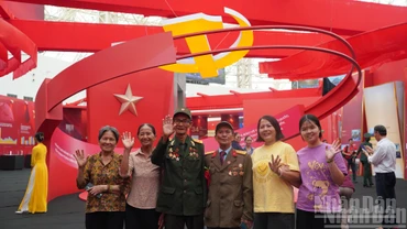 Muôn góc hào hùng tại triển lãm "95 năm Cờ Đảng soi đường"