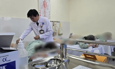 Người cao tuổi, dân văn phòng điều trị bệnh mạn tính bằng Đông y 