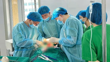 Ê-kip phẫu thuật tiến hành bóc tách khối u nằm ở vị trí khó.
