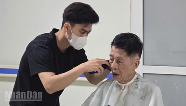 Ông Trần Tuấn Thanh, bệnh nhân nội trú đến từ Tân Mai (Hoàng Mai, Hà Nội), chia sẻ niềm vui khi tham gia chương trình cắt tóc miễn phí dành cho bệnh nhân tại Bệnh viện Hữu Nghị.