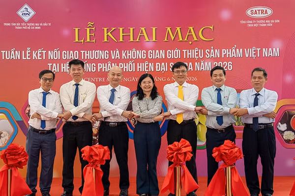 Các đại biểu thực hiện nghi thức khai mạc tuần lễ.