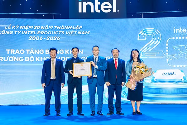 Đại diện Công ty TNHH Intel Products Việt Nam nhận Bằng khen của Bộ trưởng Khoa học và Công nghệ.