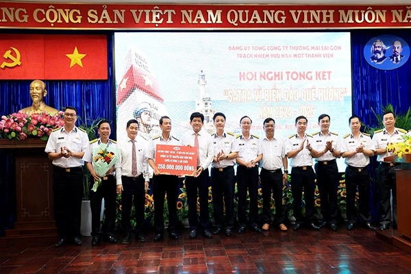Chương trình “SATRA-Vì biển đảo quê hương” trao tặng 250 triệu đồng chăm lo Tết Nguyên đán Bính Ngọ 2026 các cán bộ, chiến sĩ Vùng 2 Hải quân. (Ảnh: SATRA)