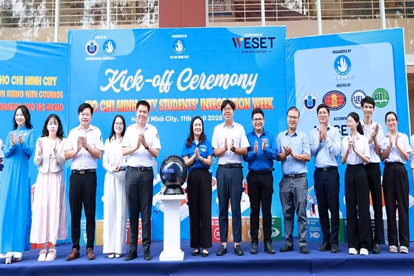 Các đại biểu thực hiện nghi thức phát động Tuần lễ “Sinh viên Thành phố Hồ Chí Minh tự tin hội nhập” năm học 2025-2026.