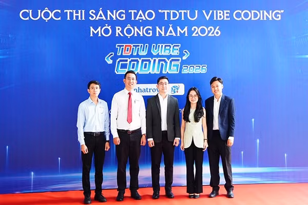 Ban Giám khảo chụp ảnh tại lễ phát động 