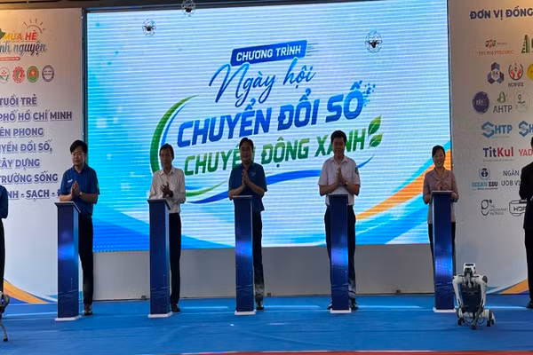 Các đại biểu thực hiện nghi thức khai mạc Ngày hội “Chuyển đổi số-Chuyển động xanh” năm 2026.