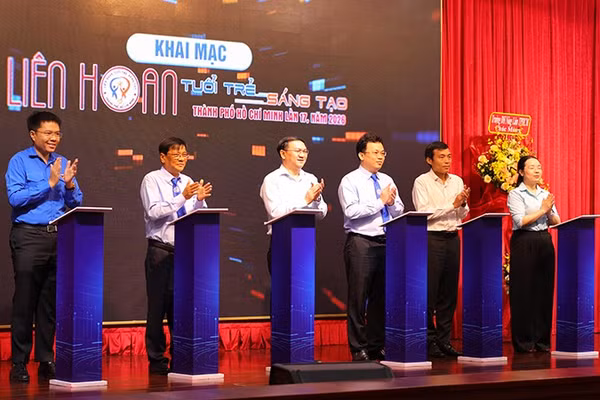 Các đại biểu thực hiện nghi thức khai mạc Liên hoan “Tuổi trẻ sáng tạo Thành phố Hồ Chí Minh” lần thứ 17 năm 2026.