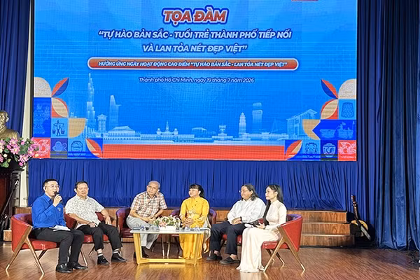 Các chuyên gia, nhà giáo và nghệ sĩ tham gia tọa đàm “Tự hào bản sắc-Tuổi trẻ thành phố tiếp nối và lan tỏa nét đẹp Việt”.