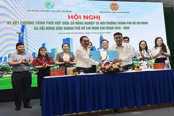 Đại diện lãnh đạo Sở Nông nghiệp và Môi trường và Hội Nông dân thành phố ký kết chương trình phối hợp.