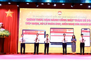 Các đại biểu thực hiện nghi thức khai trương, chính thức vận hành Cổng Mặt trận số 24/7 thành phố Hải Phòng.