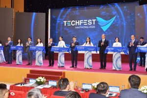 Các đại biểu thực hiện nghi thức khai mạc Techfest HaiPhong 2026 với chủ đề “Hội tụ trí tuệ-Vươn khơi đổi mới”. (Ảnh: XUÂN TRƯỜNG)