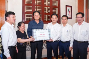 Đồng chí Lê Ngọc Châu, Chủ tịch Ủy ban nhân dân thành phố Hải Phòng thăm, tặng quà thương binh hạng 1/4 Vũ Văn Bình ở phường Lê Chân (Hải Phòng). 